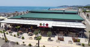 an overhead view of a restaurant with the ocean in the background at Bahr DELUX App & Suite in Ulcinj
