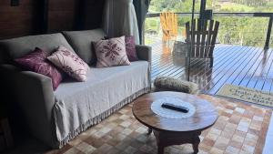 a living room with a couch and a table at Rota do Engawno in Alfredo Wagner