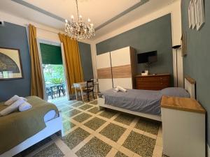 ルッカにあるHome Sweet Home 3 - Affittacamere Luccaのベッド2台とシャンデリアのある寝室