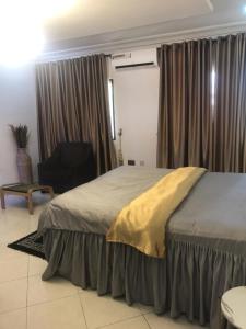 En eller flere senger på et rom på Unity Royal Apartment + 3 bilder