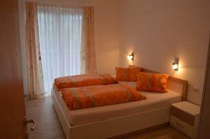 um quarto com 2 camas em frente a uma janela em Vermietung Obermais em Merano