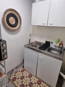 Kuchyň nebo kuchyňský kout v ubytování Cosy Apartment in City 1