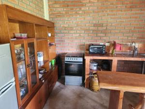 una cocina con encimera y estufa horno superior en Casa de Campo en Buena Vista, en Buena Vista 11 fotos más