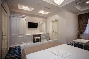 TV a/nebo společenská místnost v ubytování Ervini Boutique Hotel