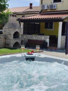 Bazén v ubytovaní Apartman Matija Rebići- Cozy getaway with jacuzzi & kid's playground alebo v jeho blízkosti