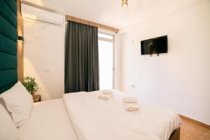 Postel nebo postele na pokoji v ubytování Hotel Dajti