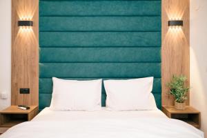 Postel nebo postele na pokoji v ubytování Hotel Dajti