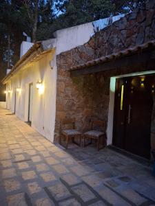 a couple of benches sitting next to a building at Kilua in Punta del Este