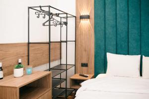 Postel nebo postele na pokoji v ubytování Hotel Dajti