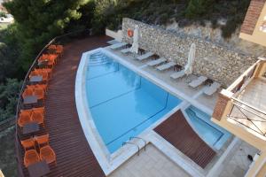 vista sul soffitto di una piscina con sedie di Agrabeli Apartments a Límni