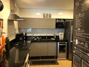 cocina con encimera y horno con fogones en Altos da Bela Vista, en Gramado