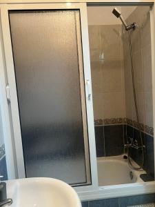 Koupelna v ubytování Appartement tanger MEHDIA GOLF + 12 fotografií