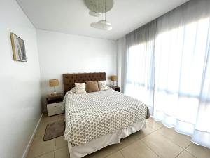 una camera bianca con un letto e una grande finestra di Paraíso en Nordelta, Departamento con vista soñada en Bahia Grande a Benavídez Altre 55 foto