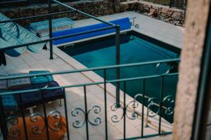 an overhead view of a swimming pool on a balcony at Casa da Mina - Pendilhe in Pendilhe