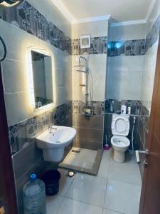 une salle de bain avec un lavabo et des toilettes dans l'établissement شاليه بورتو جولف العلمين الساحل الشمالي - porto golf, à El Alamein
