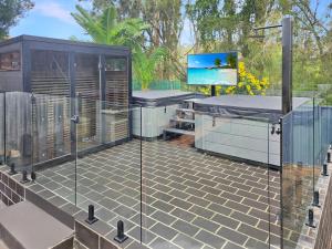 Balkón nebo terasa v ubytování Skyes Beach House - 2 Spas, Sauna, Arcade Games