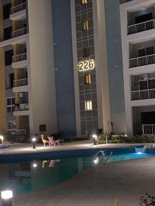 un hôtel avec une piscine devant un immeuble dans l'établissement شاليه بورتو جولف العلمين الساحل الشمالي - porto golf, à El Alamein