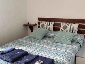 Un dormitorio con una cama con dos toallas encima. en Argentiera HollyHouse, en Miniera dellʼArgentiera 31 fotos más