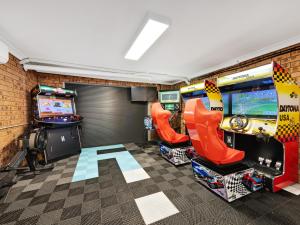 Herní místnost v ubytování Skyes Beach House - 2 Spas, Sauna, Arcade Games