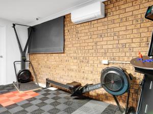 Fitness centrum a/nebo fitness zařízení v ubytování Skyes Beach House - 2 Spas, Sauna, Arcade Games