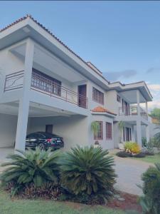 ein Haus mit einem davor geparkten Auto in der Unterkunft Mansão Primavera com 03 quartos e piscina aquecida in Brasilia
