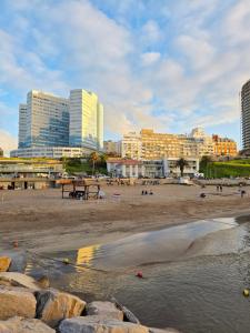 una playa con edificios en el fondo de una ciudad en Alquiler en Varese, Mar del plata a pasos del mar, en Mar del Plata