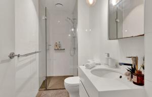 Ένα μπάνιο στο Lvl 42 2B1B Apartment with City Views - Central CBD Location