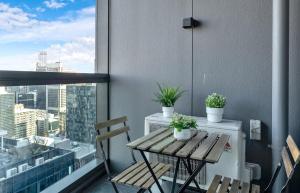 Μπαλκόνι ή βεράντα στο Lvl 42 2B1B Apartment with City Views - Central CBD Location