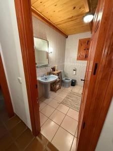 Ένα μπάνιο στο Authentic Luxury Villa in Oasis with Pool close to Malaga