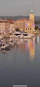 een groep boten aangemeerd in een jachthaven 's nachts bij Appartement chaleureux climatisé in La Ciotat +2 foto's