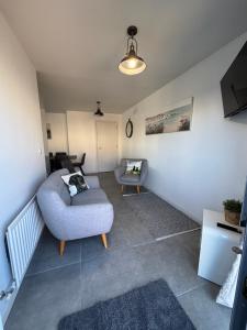 Una sala de estar con dos sillas y un sofá. en Detached Modern Home Portstewart, en Portstewart 12 fotos más
