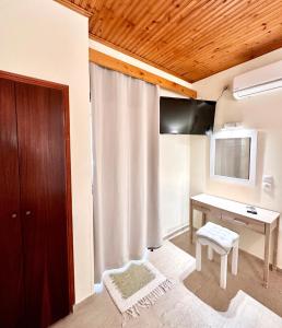 TV a/nebo společenská místnost v ubytování KayS Place Corfu