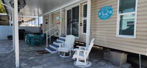 Svalir eða verönd á Happy in the Keys Tiny Home +34 myndir