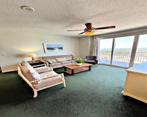 Χώρος καθιστικού στο Wyndham Ocean Walk Resort 2432 - Vacation in Comfort and luxury - 2BR Oceanview