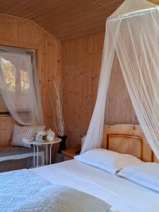 Katil atau katil-katil dalam bilik di Gardena Rustic - Cabane de lemn
