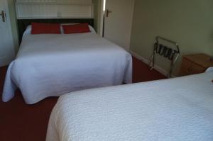 Letto o letti in una camera di Ardrinane House