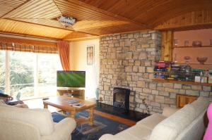 TV a/nebo společenská místnost v ubytování Ardrinane House + 34 fotografií
