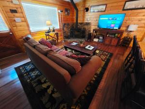 Μια τηλεόραση ή/και κέντρο ψυχαγωγίας στο Bear Escapes II Affordable Luxury Cabin