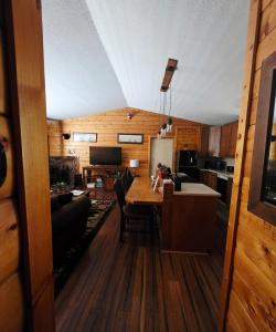 Katil atau katil-katil dalam bilik di Bear Escapes II Affordable Luxury Cabin