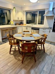 Η κουζίνα ή μικρή κουζίνα στο Comfort & Warmth at Stag Lodge Near Queens Park