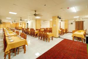 a large dining room with tables and chairs at Hoa Lư Hotel in Sầm Sơn