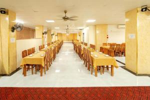 a banquet hall with tables and chairs and a ceiling at Hoa Lư Hotel in Sầm Sơn