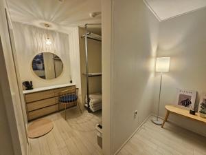 bagno con tavolo da trucco, specchio e tavolo di 가족모임 힐링공간 a Bucheon