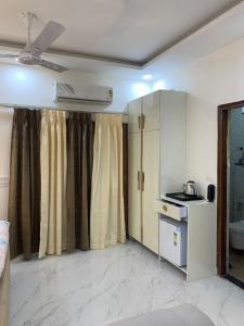 Η κουζίνα ή μικρή κουζίνα στο Luxurious Studio Near Expo Mart