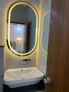 Ένα μπάνιο στο Luxurious Studio Near Expo Mart +13 φωτογραφίες