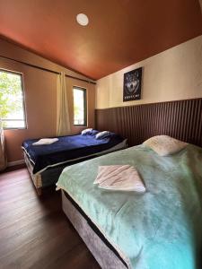 a bedroom with two beds in a room at Tesoro Quimbaya IG quimbayacabana in La Florida
