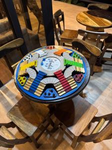 a table with a colorful plate on top at Tesoro Quimbaya IG quimbayacabana in La Florida +34 photos