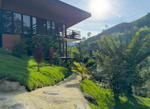 a house on a hill with a path leading to it at Tesoro Quimbaya IG quimbayacabana in La Florida