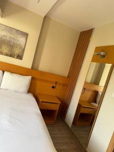 Postel nebo postele na pokoji v ubytování Al Saraya October Hotel