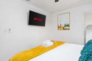 Ένα ή περισσότερα κρεβάτια σε δωμάτιο στο Secluded Mtn Top Family Haven with Spa, Views & Arcade +119 φωτογραφίες